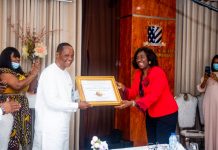 Fayomi, Chair of FIN, presents Forbes’ “Best of Africa” award to Capt. Hosa