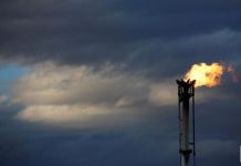 Oil extends losses as stockpiles rise amid weakening demand