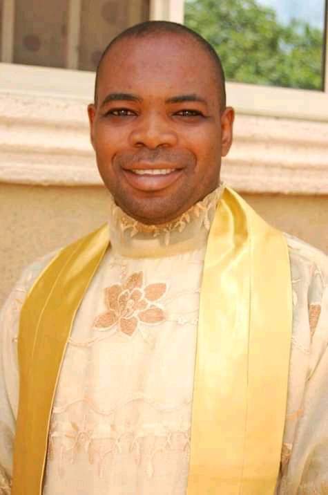 Developing: Some abductors, killers of Edo Catholic priest apprehended by youths (+videos)