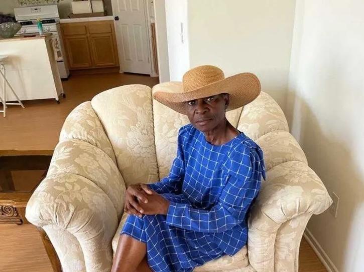 Nigerian woman returns $36,000 cash hidden by dead owner in giveaway cushions (+video)