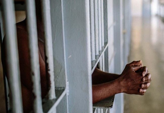 Police react as lady bark like dog in cell