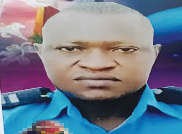Policeman slumps, dies, shortly after returning home from duty