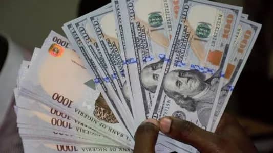 Naira dips, exchanges at N803.90 at investors, exporters window