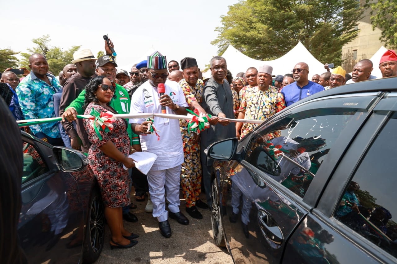 Ortom presents official vehicles to LG deputy chairmen