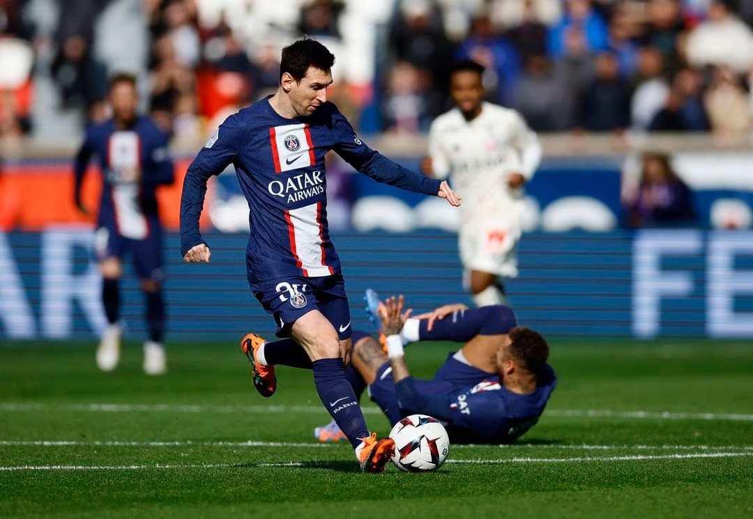Sublime Messi free kick earns PSG 4-3 win over Lille