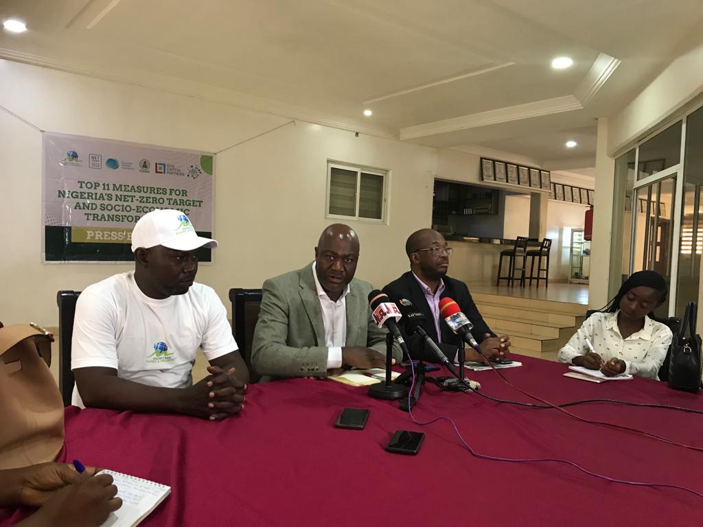 Experts present guidelines to tackle climate change, economic growth