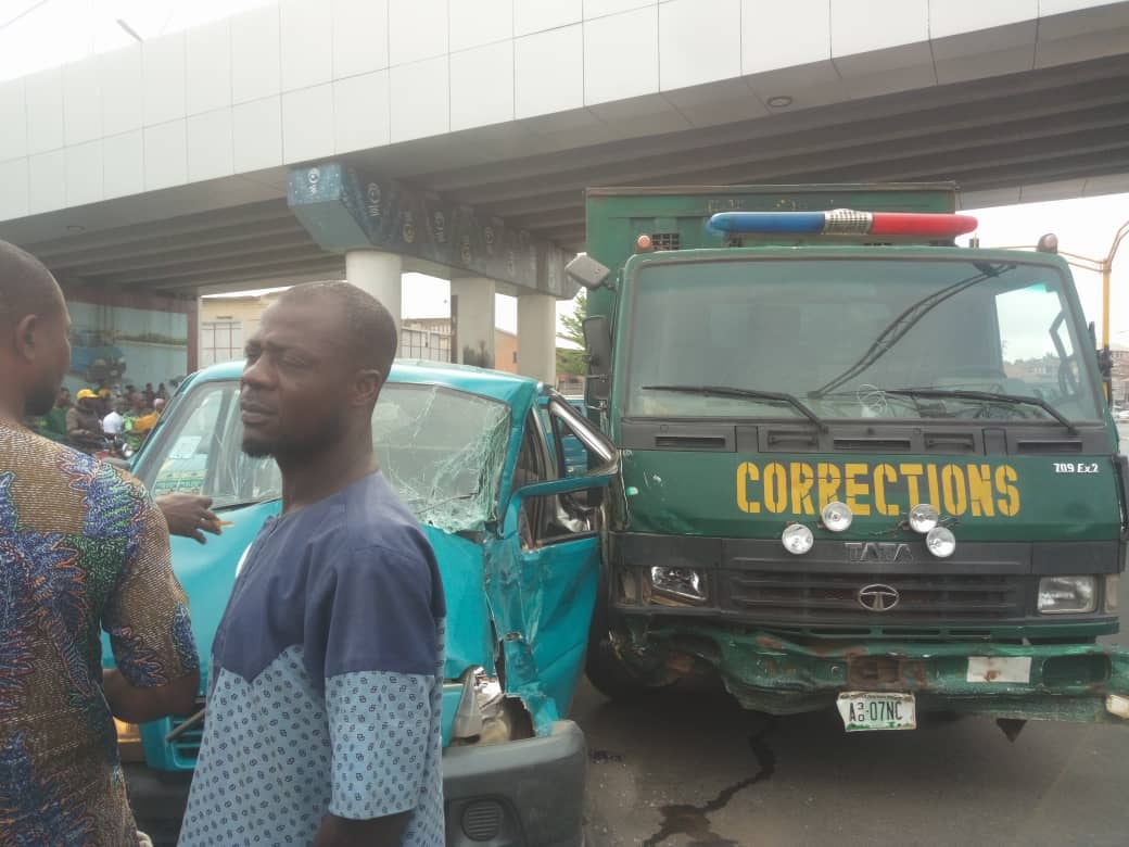 (Photo News) Prison vehicle rams into commercial bus in Osogbo