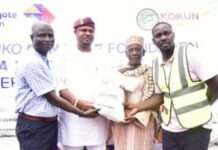 Economic hardship: Dangote Foundation distributes rice to host communities