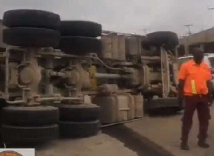 IMG-20250903-WA0001 Gridlock as stone-laden truck falls on Berger bridge in Lagos