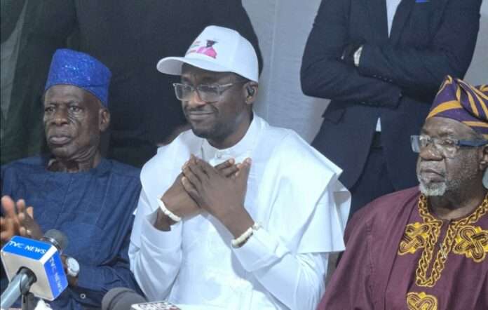 Hon. HARETER BABATUNDE ORALUSI, middle, Sooko Lekan Omidiora and former Minister of Water Resources, Alhaji Bashir Awotorebo at the declaration of Oralusi to contest 2026 Governorship election...at Ile Ife on Thursday